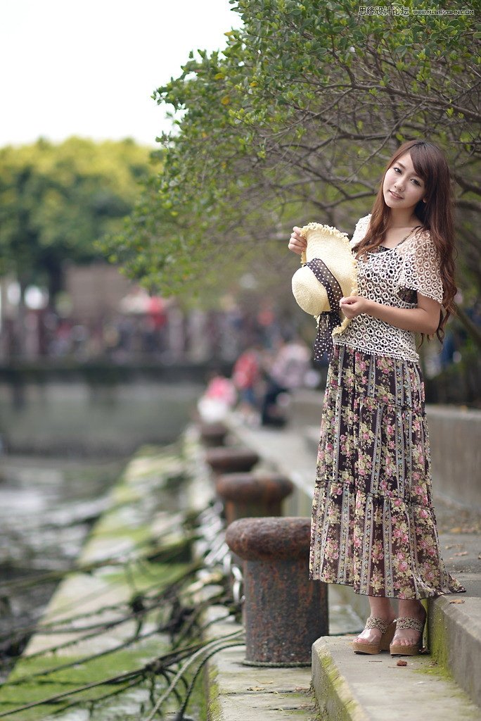 PS調(diào)出河道邊女孩唯美紫色藝術(shù)效果