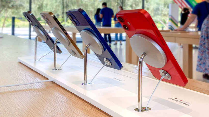 無線更簡潔：蘋果在 Apple Store 采用 MagSafe 展示架，懸空展示 iPhone 12