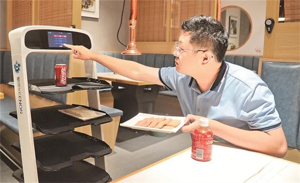 三四線城市迎來科技創新 送餐機器人進入黃金時代