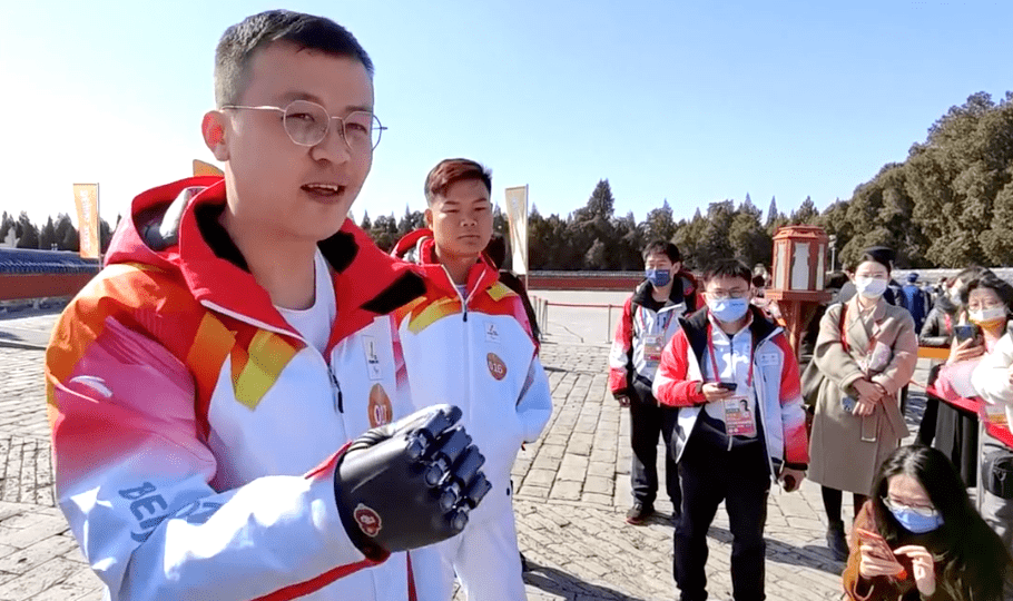 科技賦能北京冬殘奧 腦機接口仿生手助力火炬傳遞